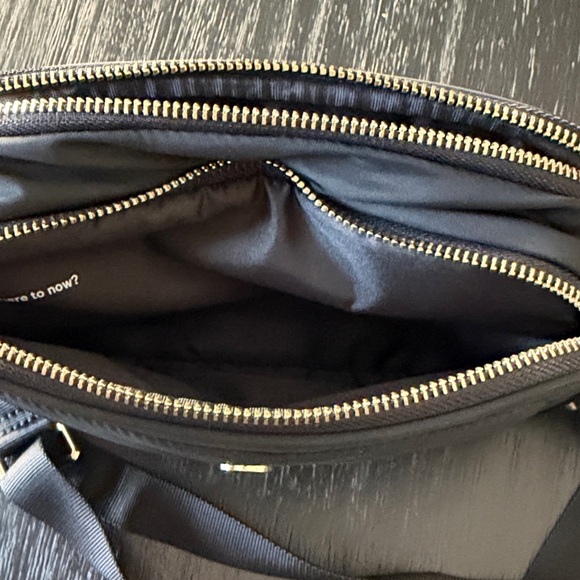 lululemon crossbody camera bag 2L - Picture 4 of 6